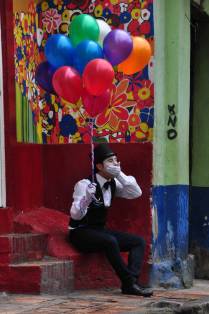 Pausa em sessão de fotos na Candelária, em Bogotá, na Colômbia